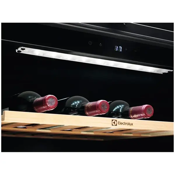 Vitrina frigorifica Electrolux de vinuri EWUS052B5B, 52 sticle, Rafturi lemn, Control electronic, Clasa G, H 82 cm, Negru